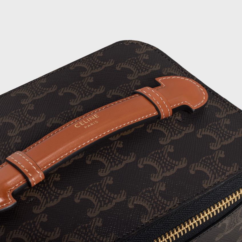 accesorii ro CELINE bărbați husă mică de toaletă cu mâner superior din pânză Triomphe și piele de vițel 8R6R601590